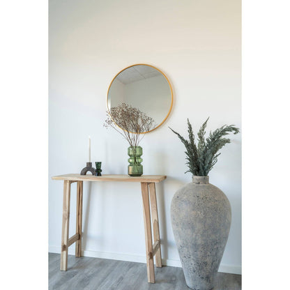 Oglinda cu rama din aluminiu, cu aspect de alama, in living
