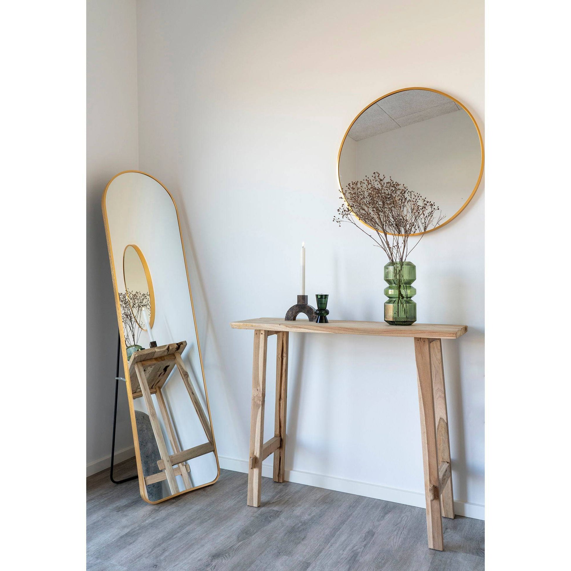  Oglinda din aluminiu cu aspect de alama, in living scandinav