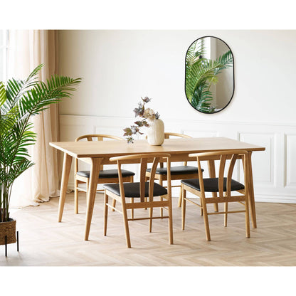 Oglinda din aluminiu, rama neagra, in living scandinav