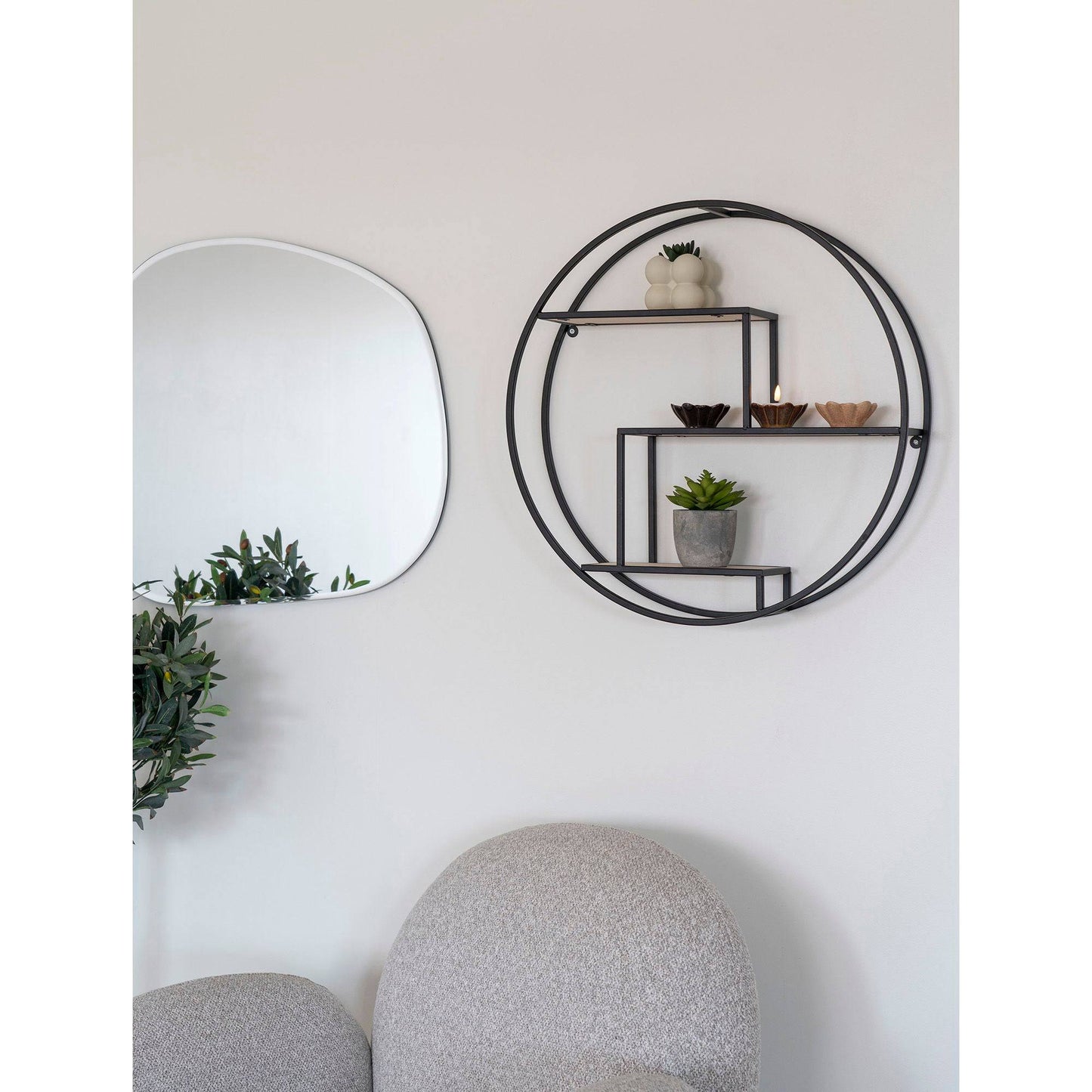 Raft suspendat, cu polite din lemn, rama neagra, in living