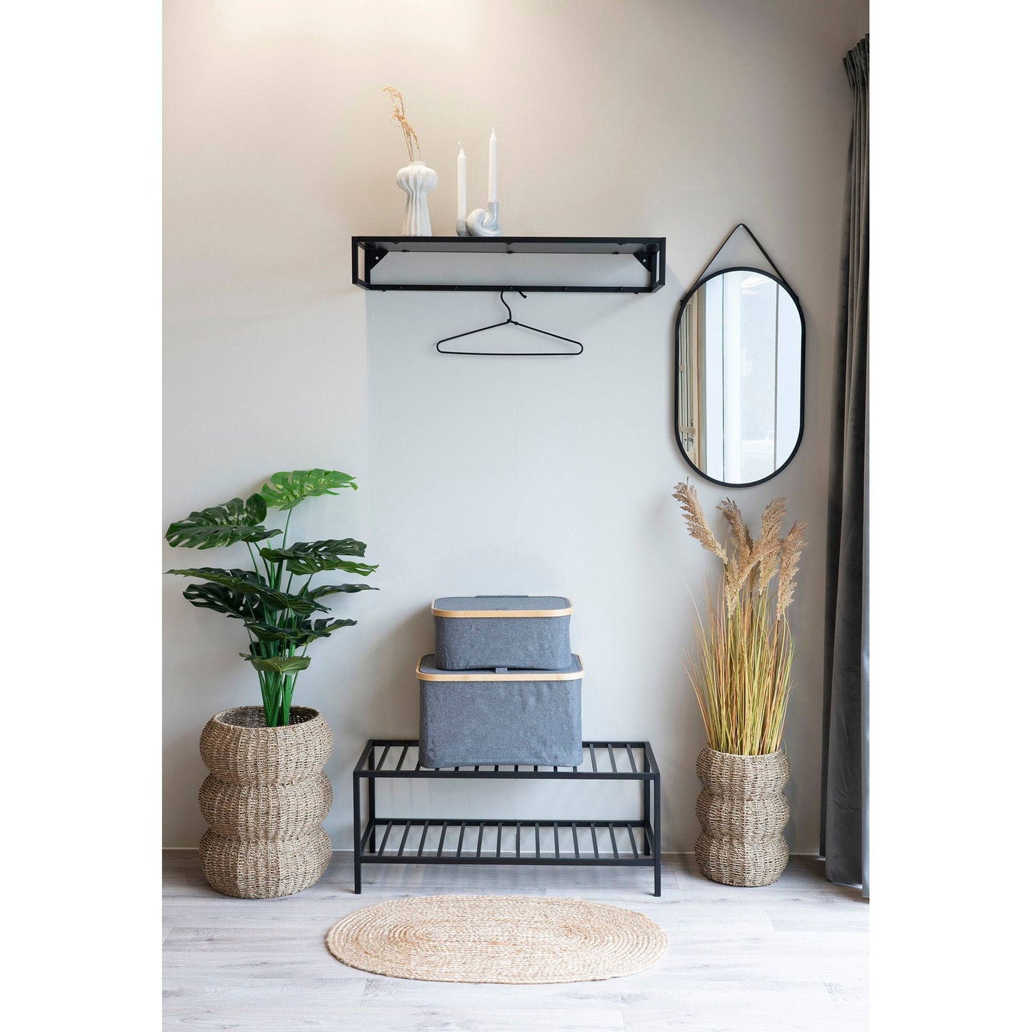 Suport pantofi, 2 rafturi, rama neagra de otel, in living
