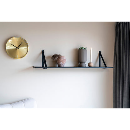 Raft negru, curele din piele neagra, in living