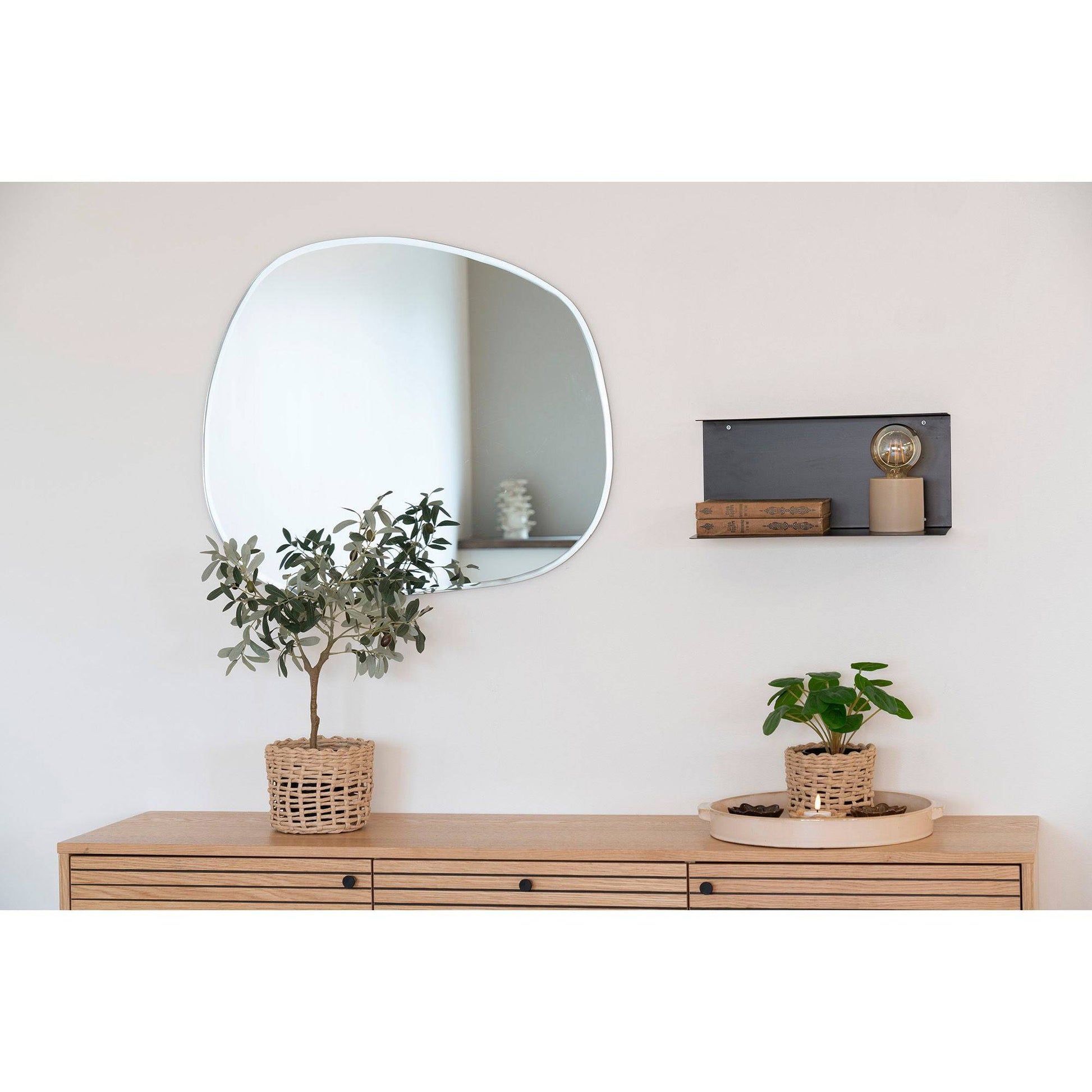 Raft suspendat din otel negru, in living scandinav