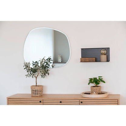 Raft suspendat din otel negru, in living scandinav
