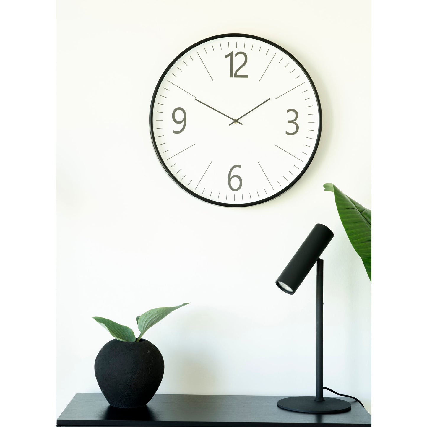 Ceas de perete negru si alb, mecanism silentios , in living scandinav