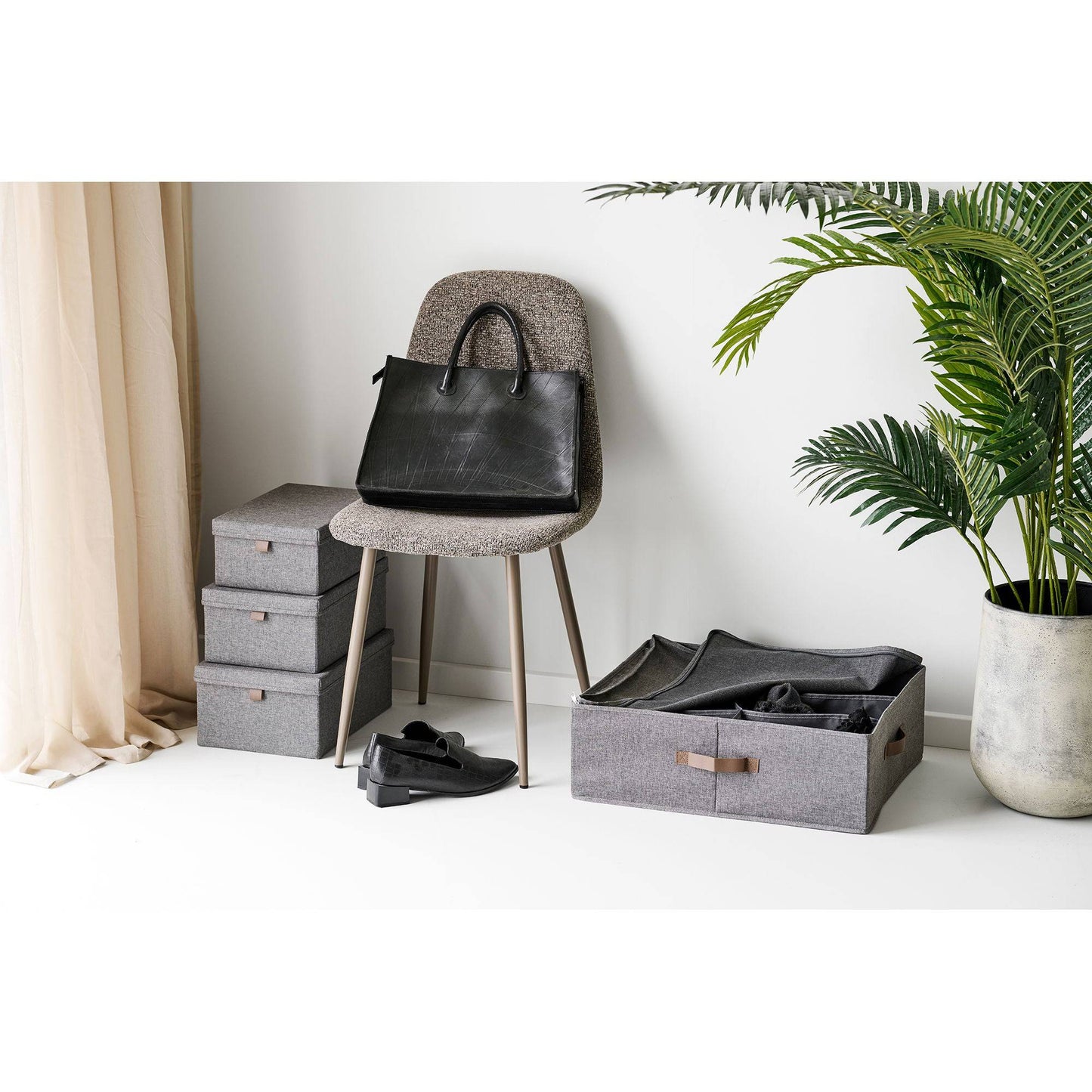 Organizator textil, gri inchis, in living scandinav