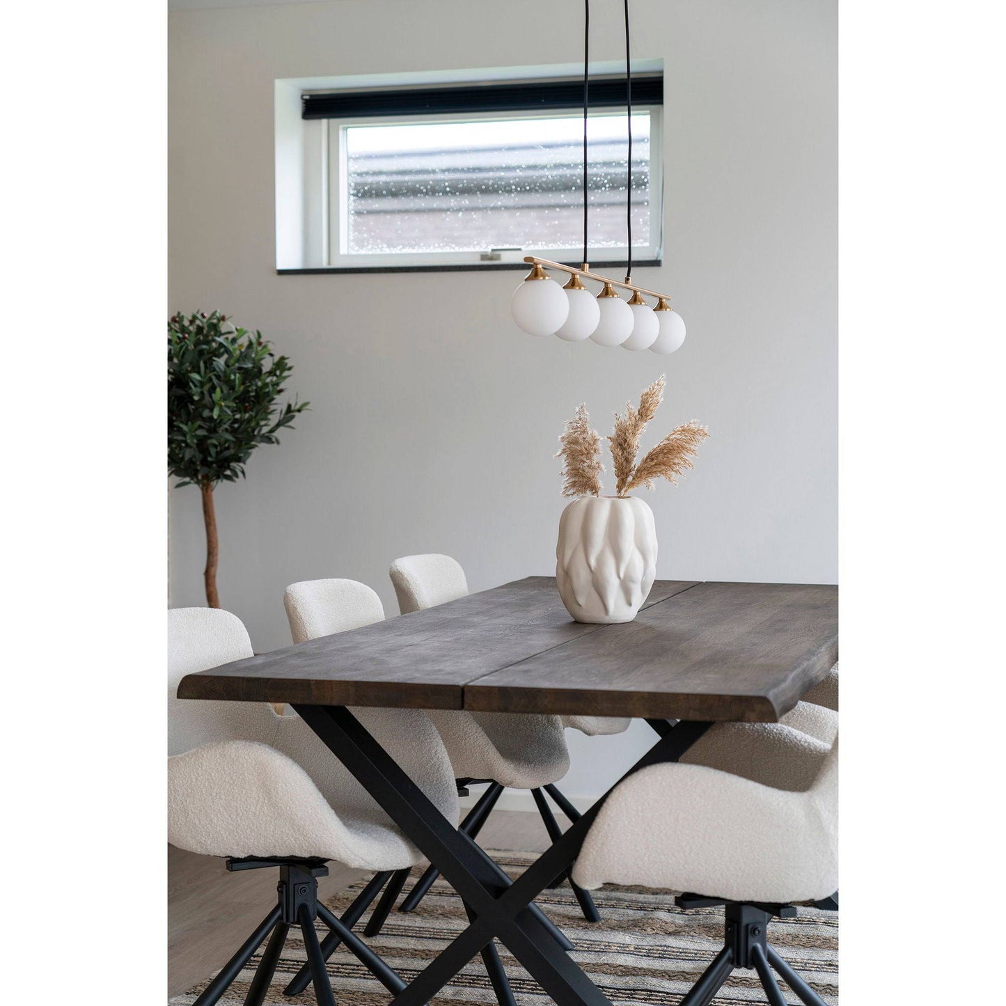 Vaza din ceramica bej, in living