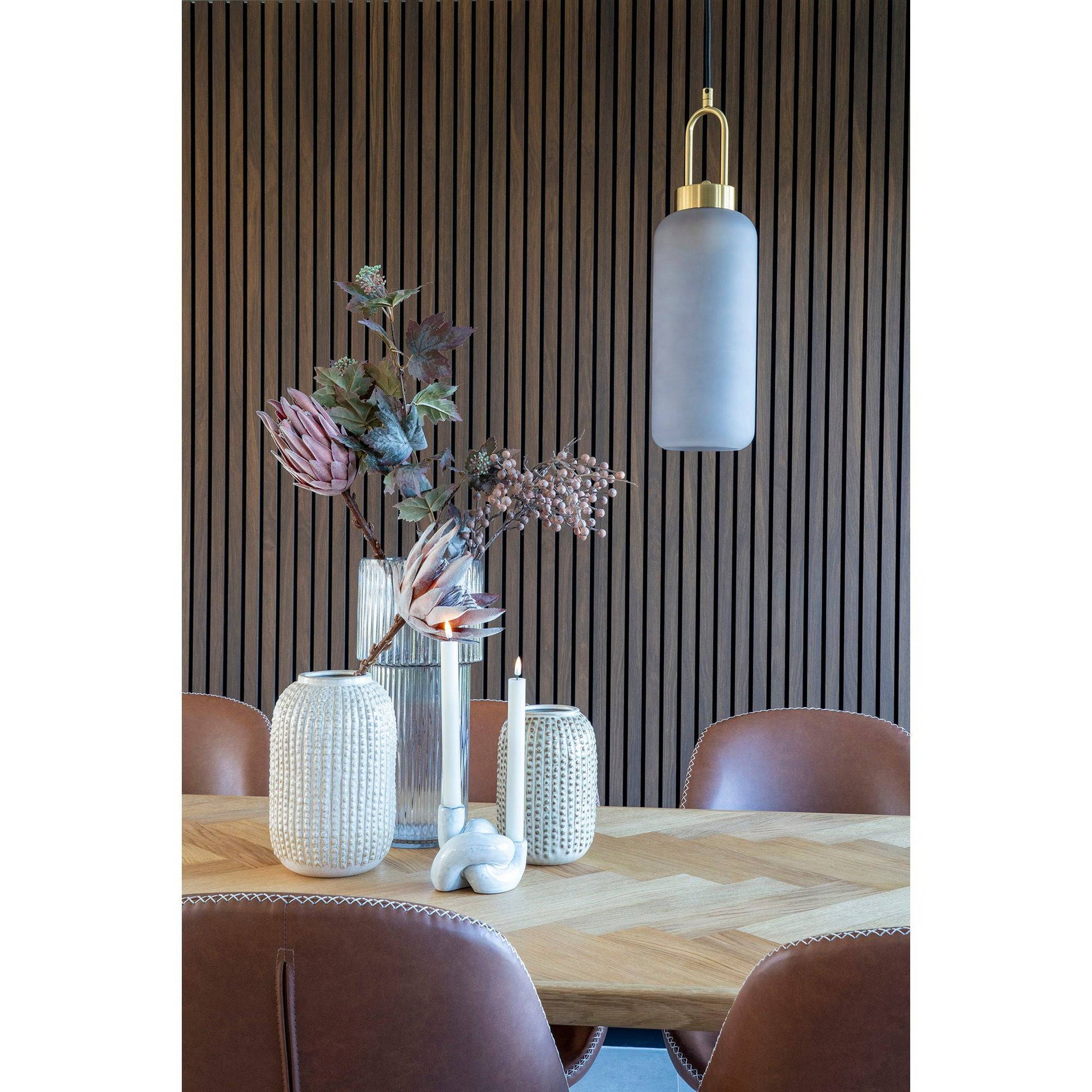 Vaza din ceramica bej, in living