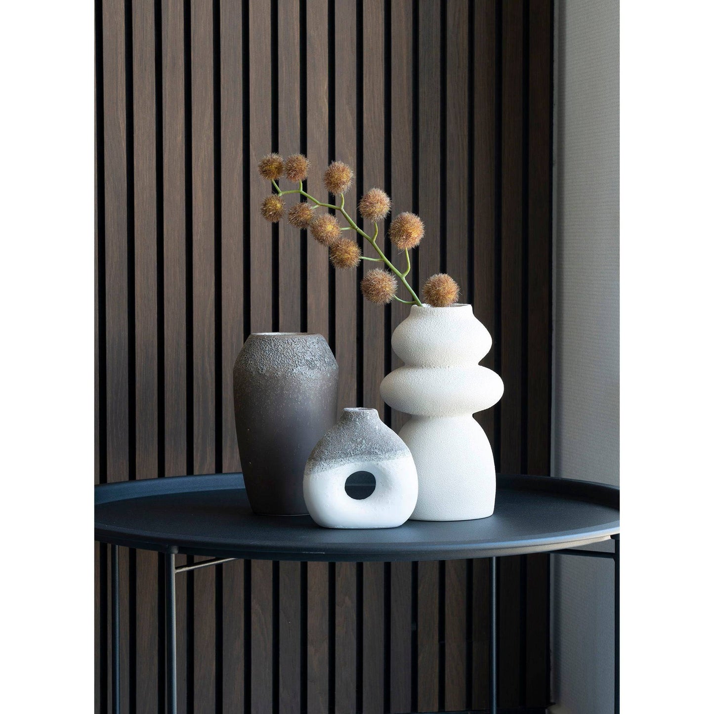 Vaza din ceramica bej, in living scandinav