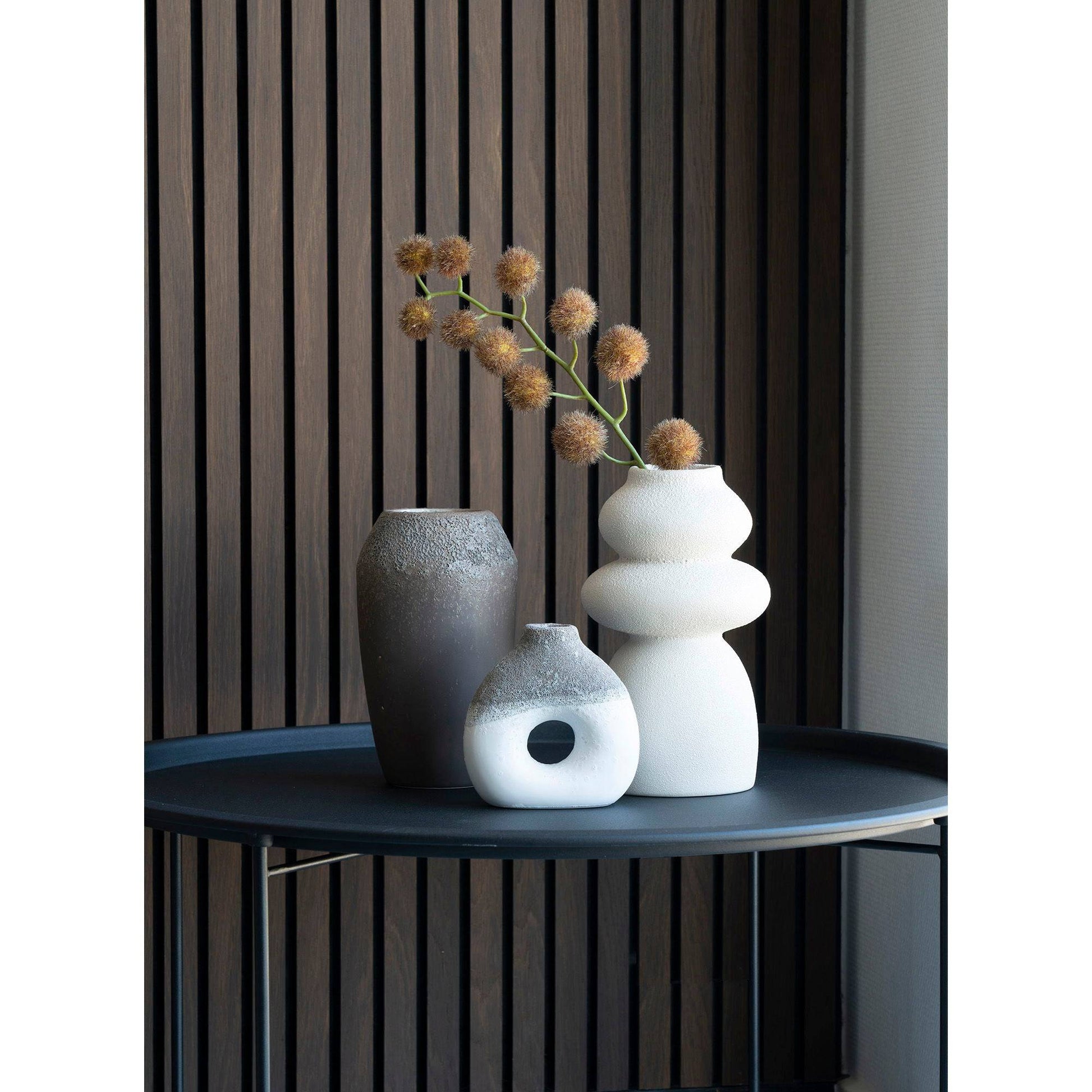 Vaza din ceramica bej, in living scandinav