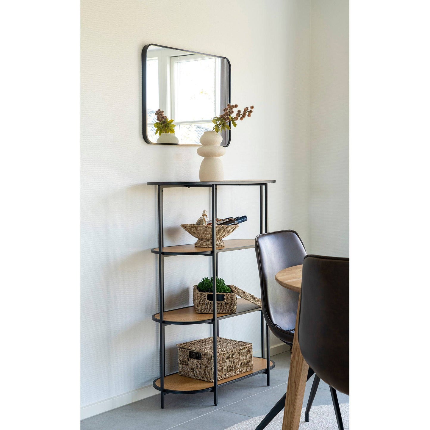Vaza din ceramica bej, in living scandinav