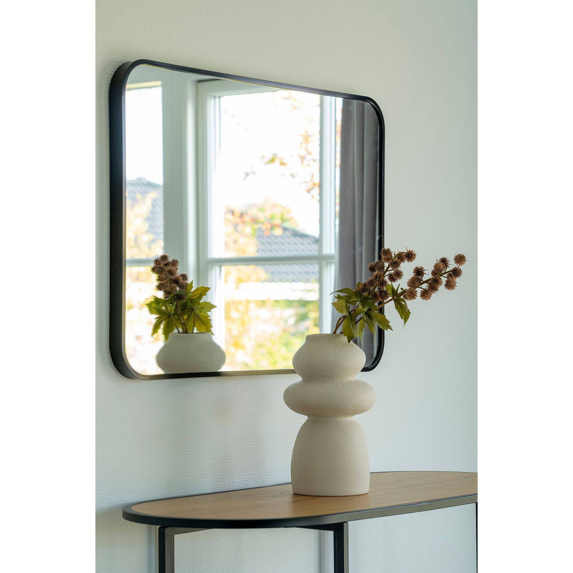 Vaza din ceramica bej, in living scandinav