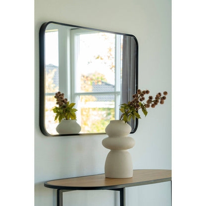 Vaza din ceramica bej, in living scandinav