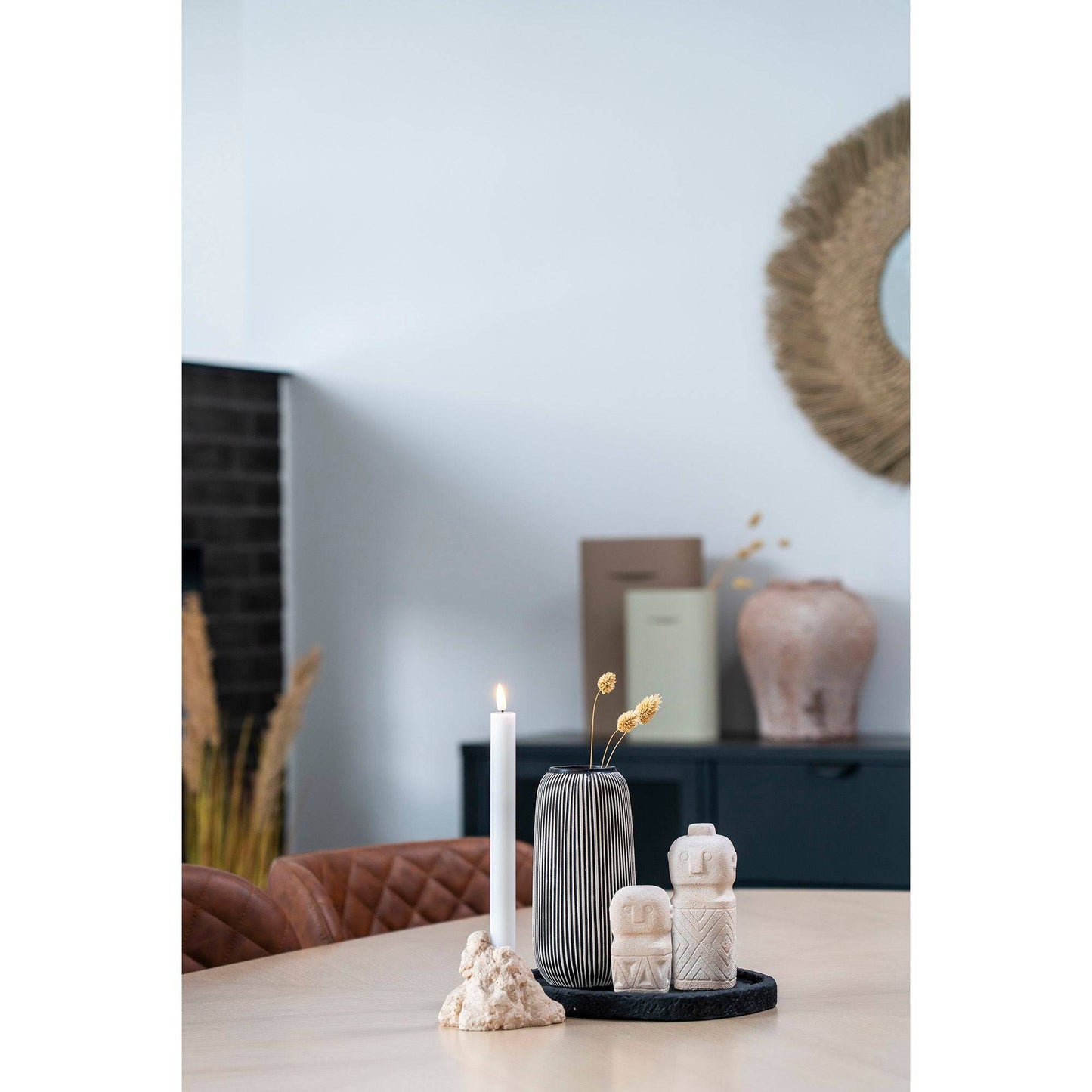 Vaza din ceramica negru/alb, in living scandinav contemporan