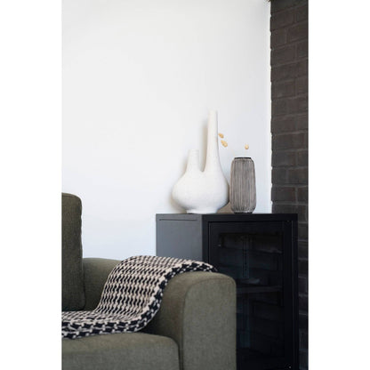 Vaza din ceramica negru/alb, in living scandinav contemporan