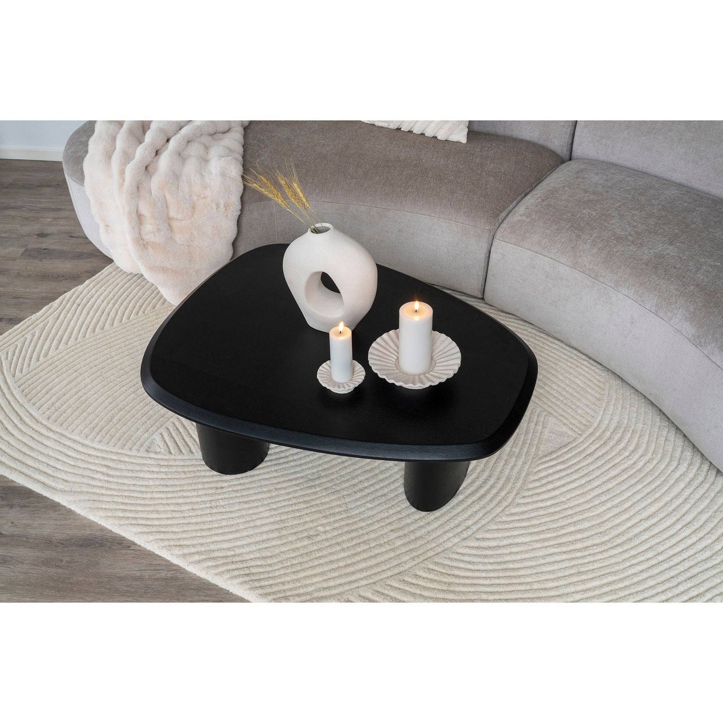 Vaza din ceramica alba, in living scandinav contemporan