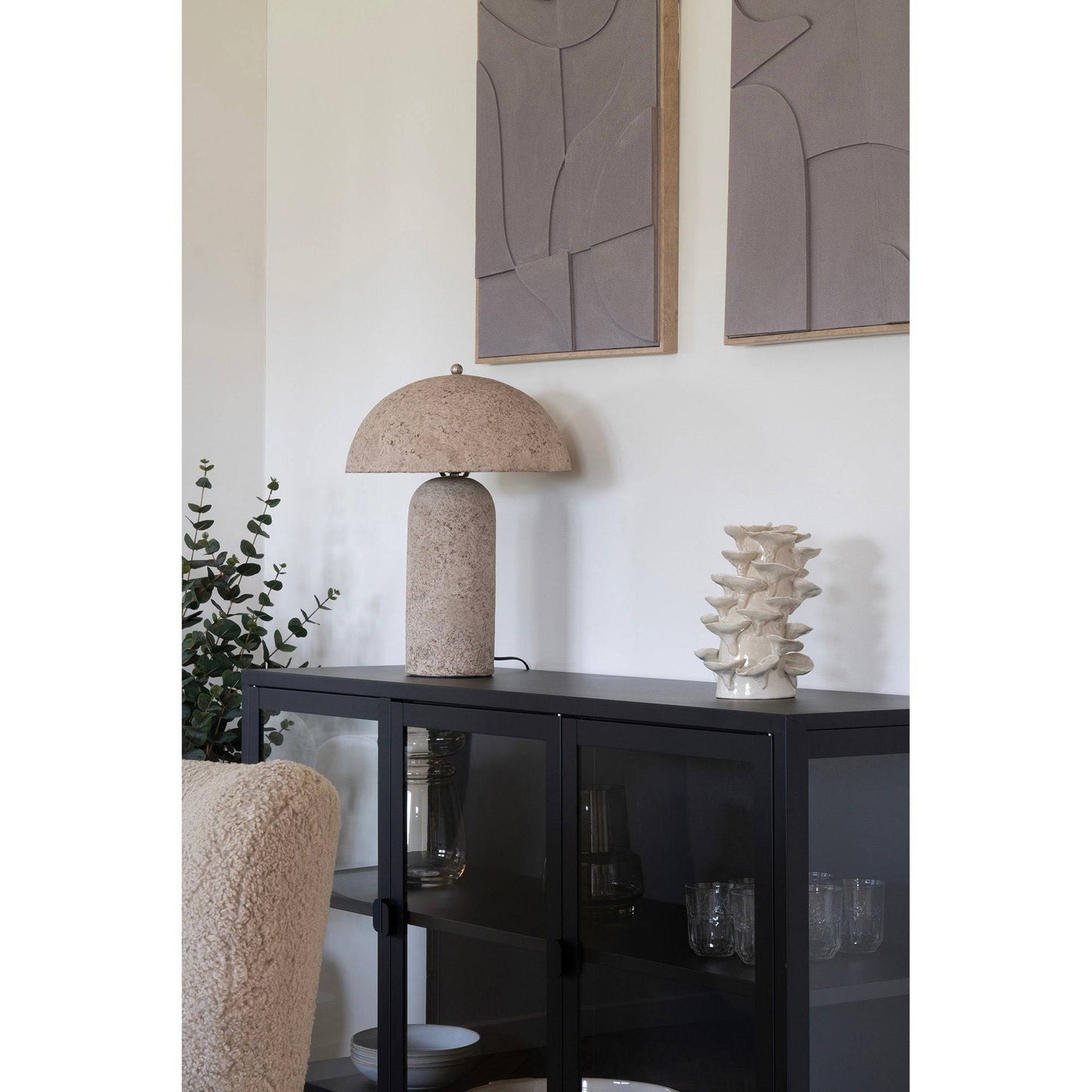 decoratiune din ceramica, bej, in living