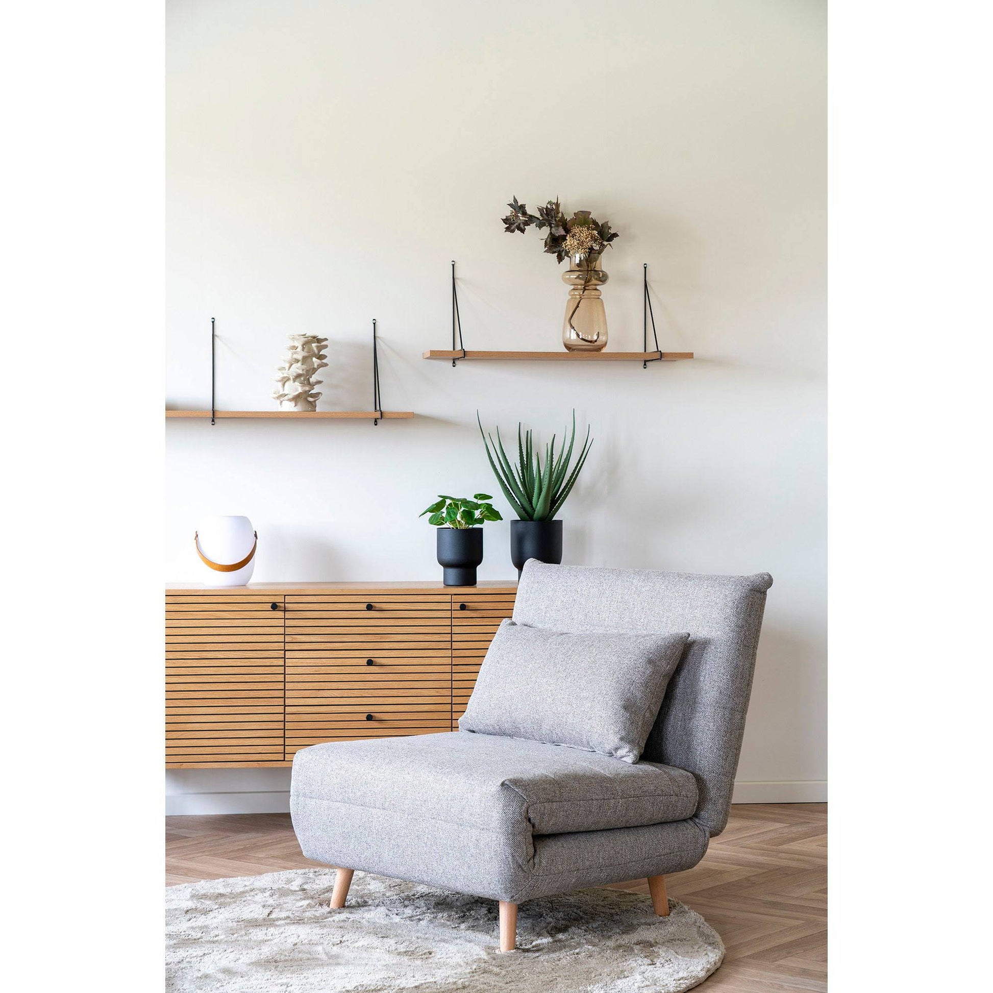 Vaza din sticla maro, in living scandinav