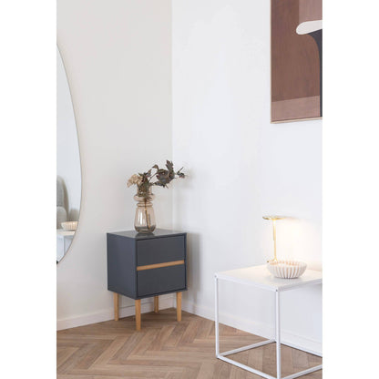 Vaza din sticla maro, in living scandinav