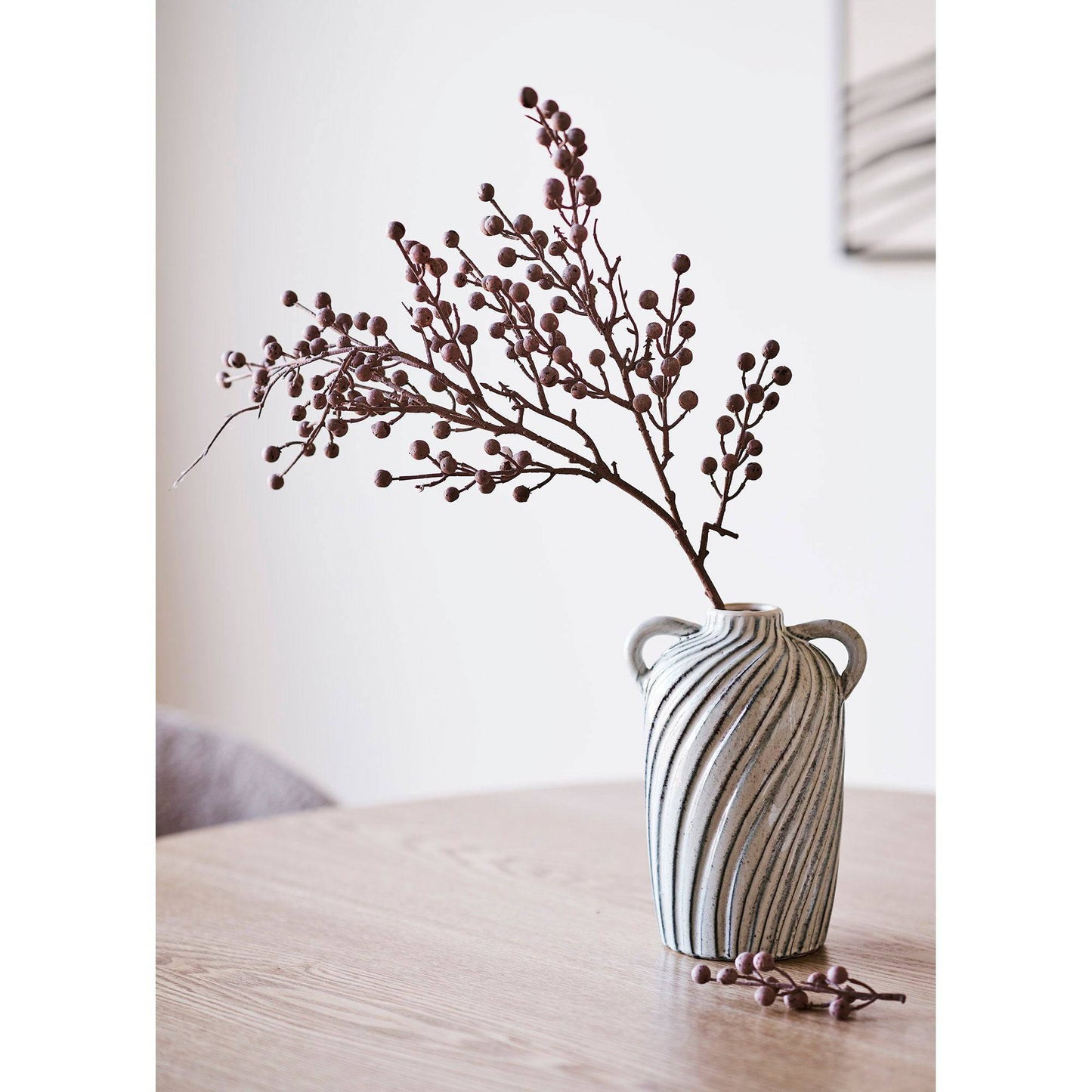 Vaza din ceramica albastra, in living scandinav