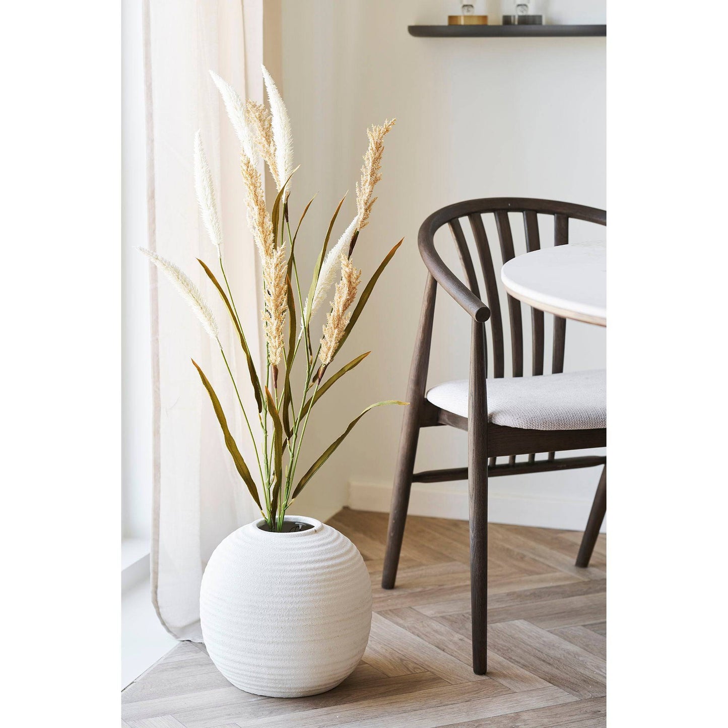 Vaza din ceramica alba, in living