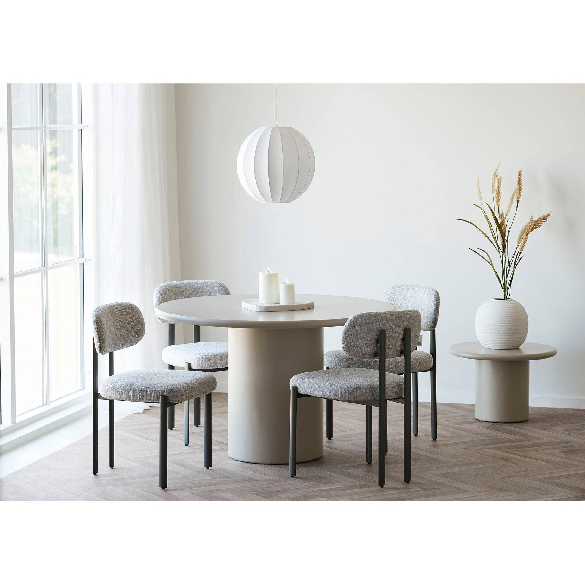 Vaza din ceramica alba, in living