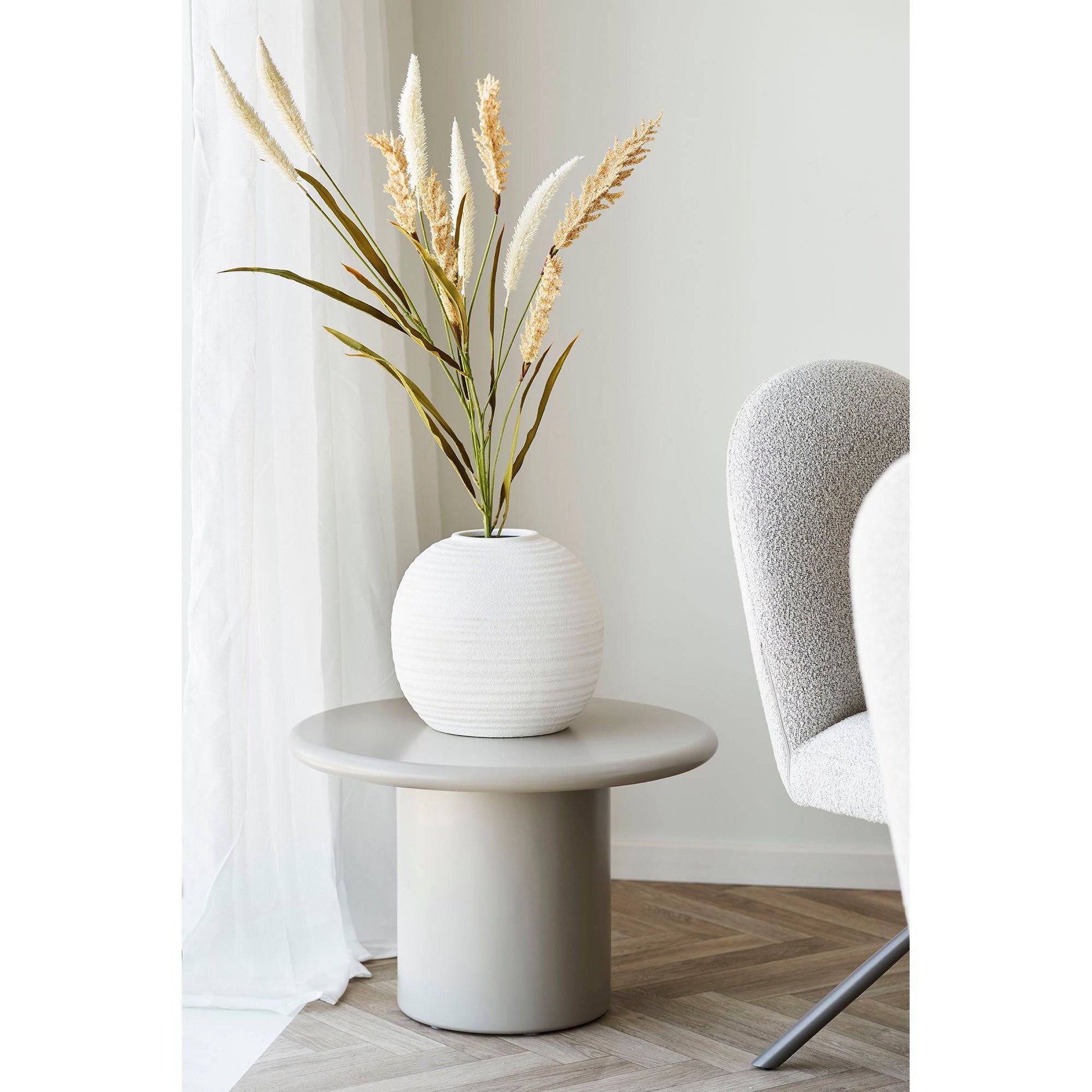 Vaza din ceramica alba, in living
