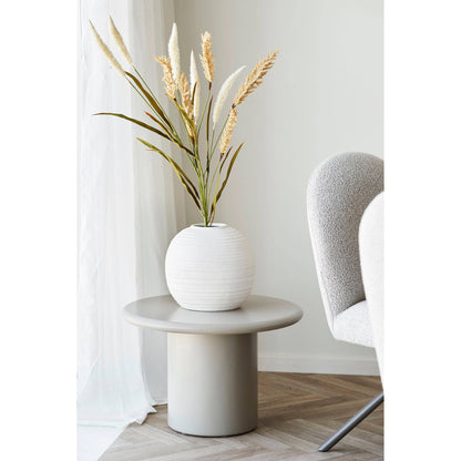 Vaza din ceramica alba, in living