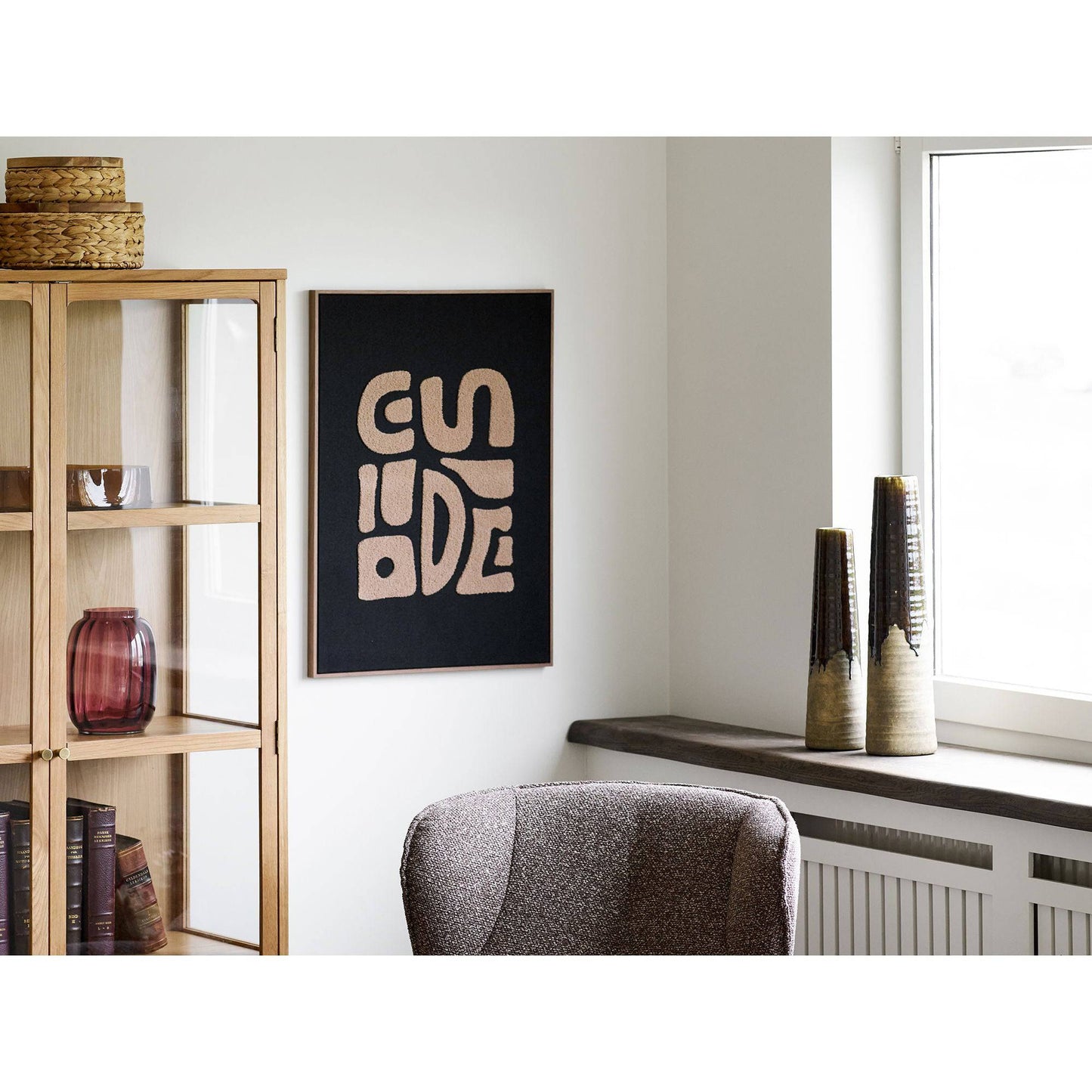 Vaza din ceramica, maro, in living