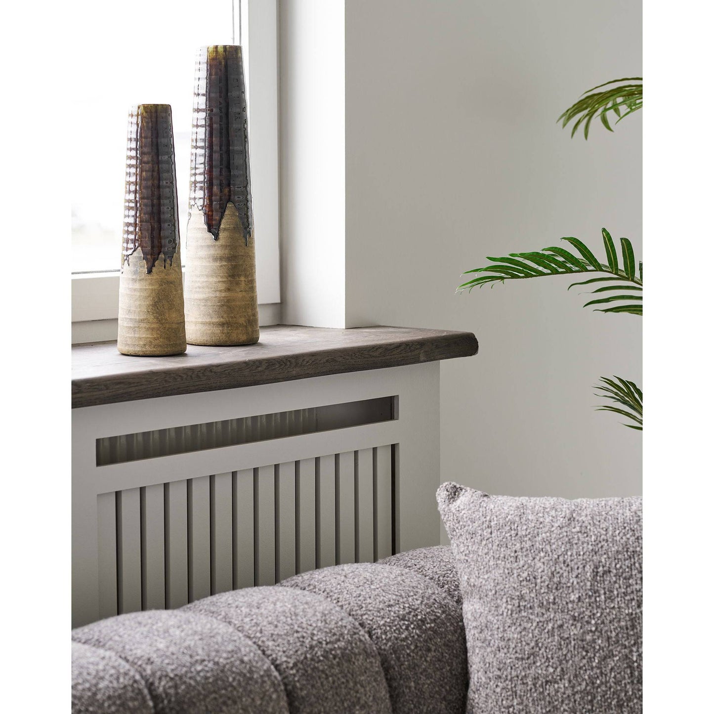 Vaza din ceramica, maro, in living