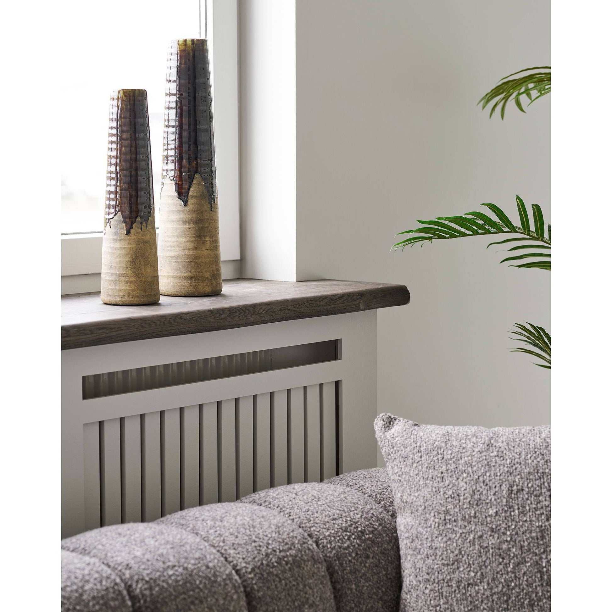 Vaza din ceramica, maro, in living
