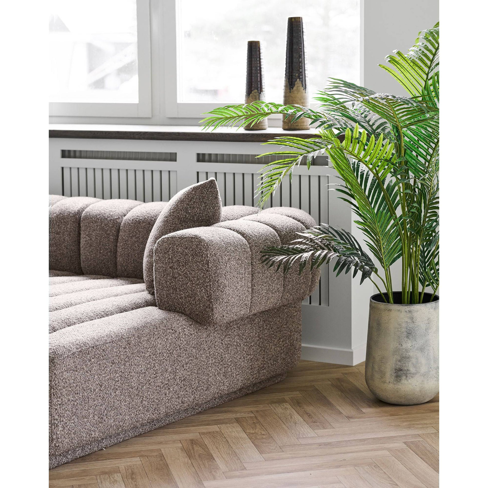 Vaza din ceramica maro, in living