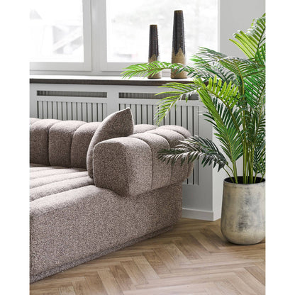 Vaza din ceramica maro, in living