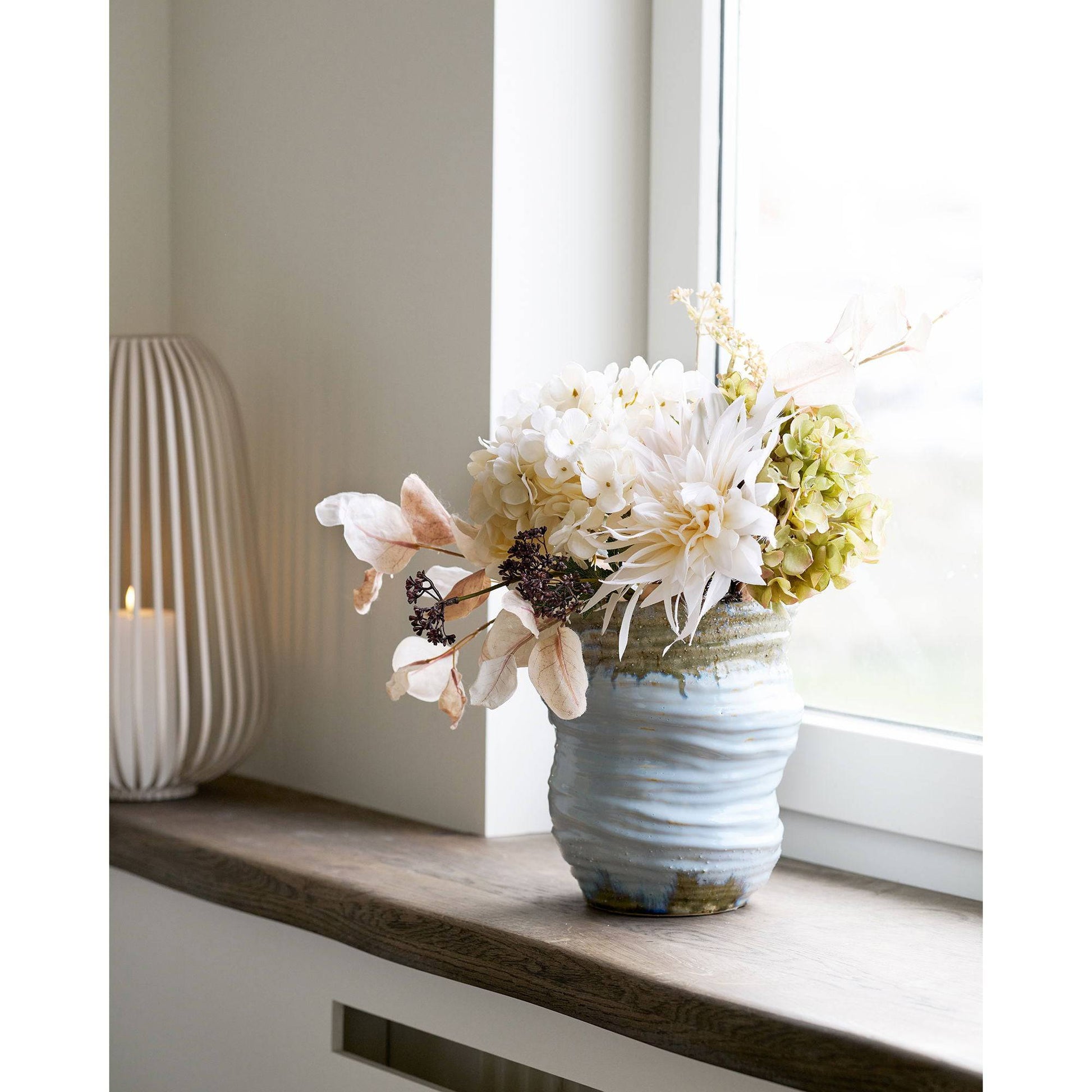 Vaza din ceramica, albastru deschis, in living
