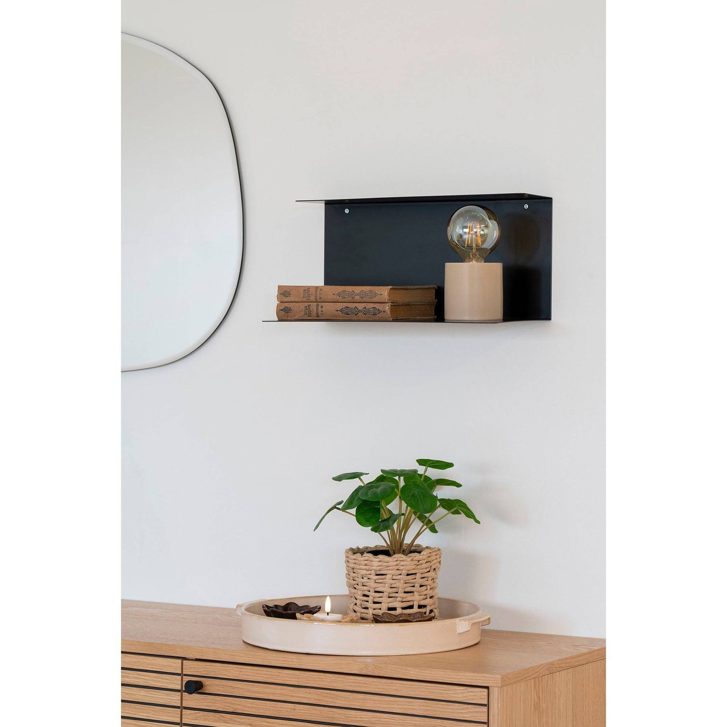 Tava ceramica alba, cu ghiveci, in living