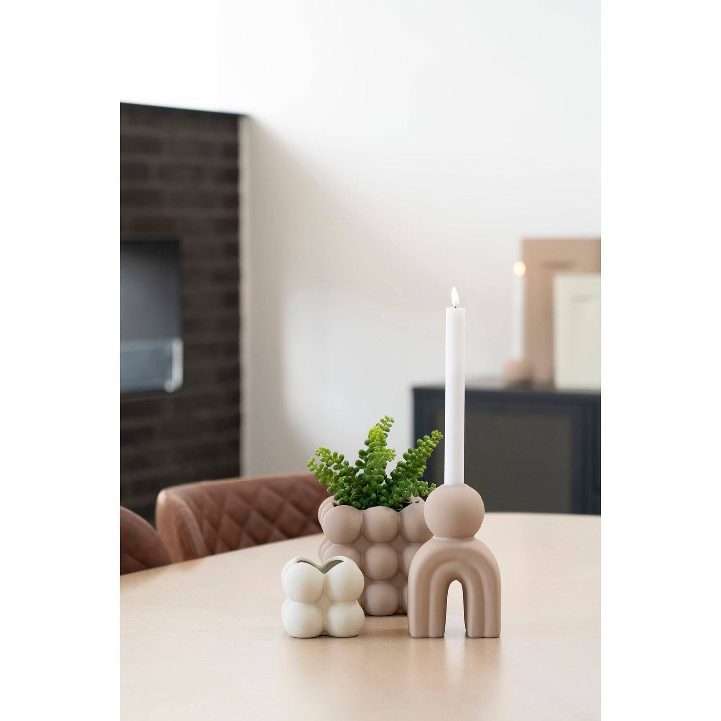 Suport de lumanare din ceramica, maro, in living