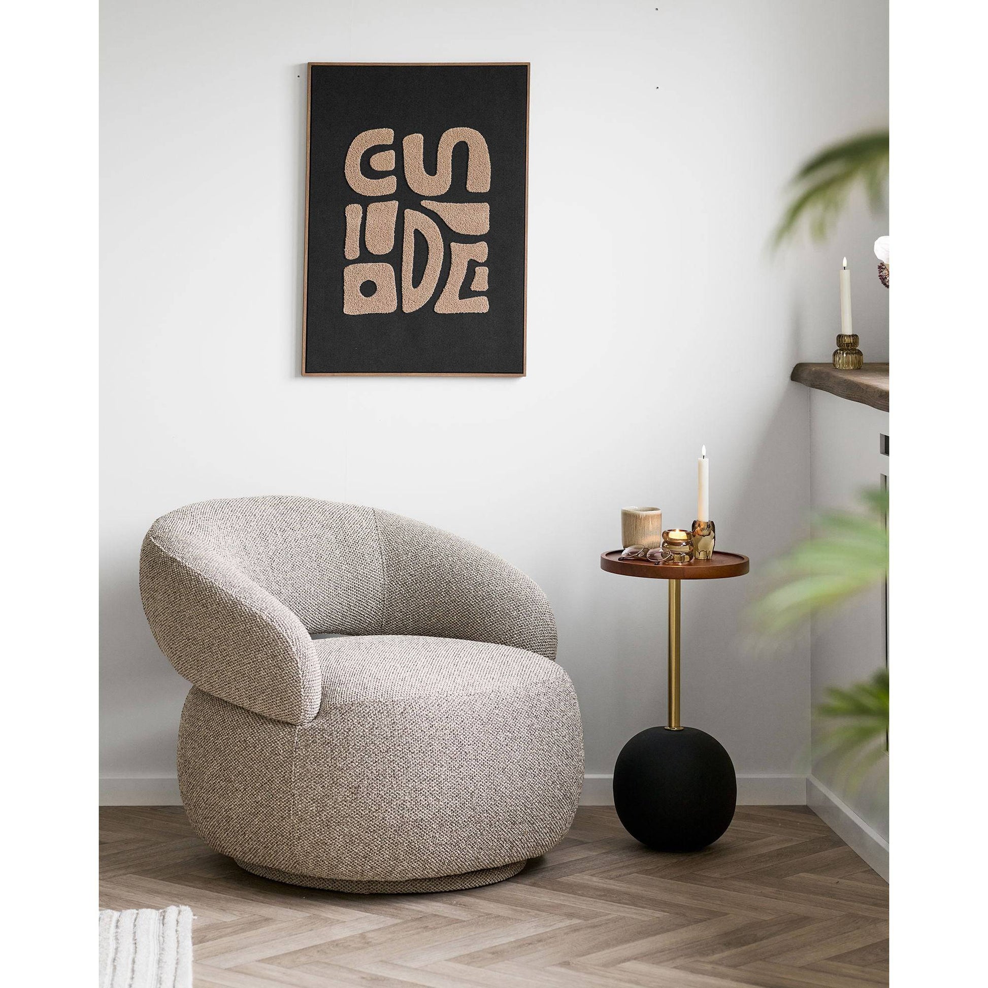 Decoratiune tapitata de perete, bej/negru, in living
