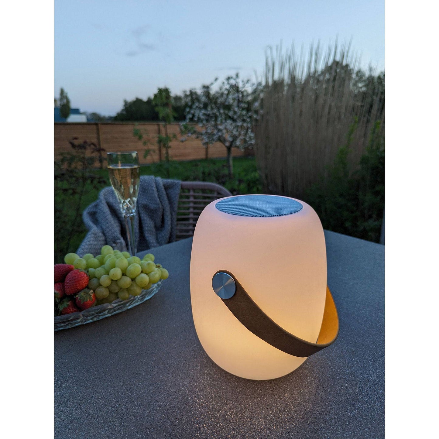 Lampa LED cu boxa bluetooth si curea, reincarcabila, alba