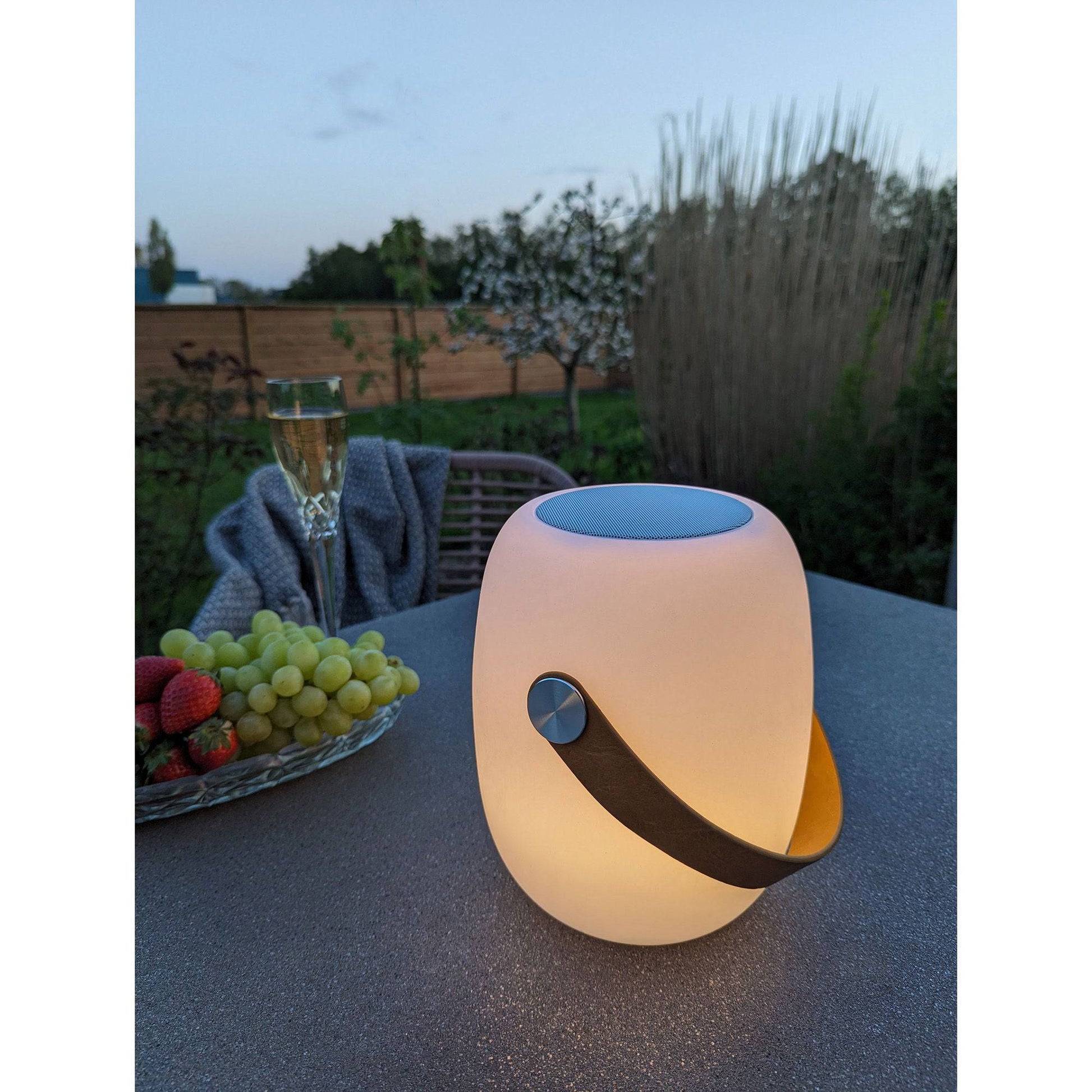 Lampa LED cu boxa bluetooth si curea, reincarcabila, alba