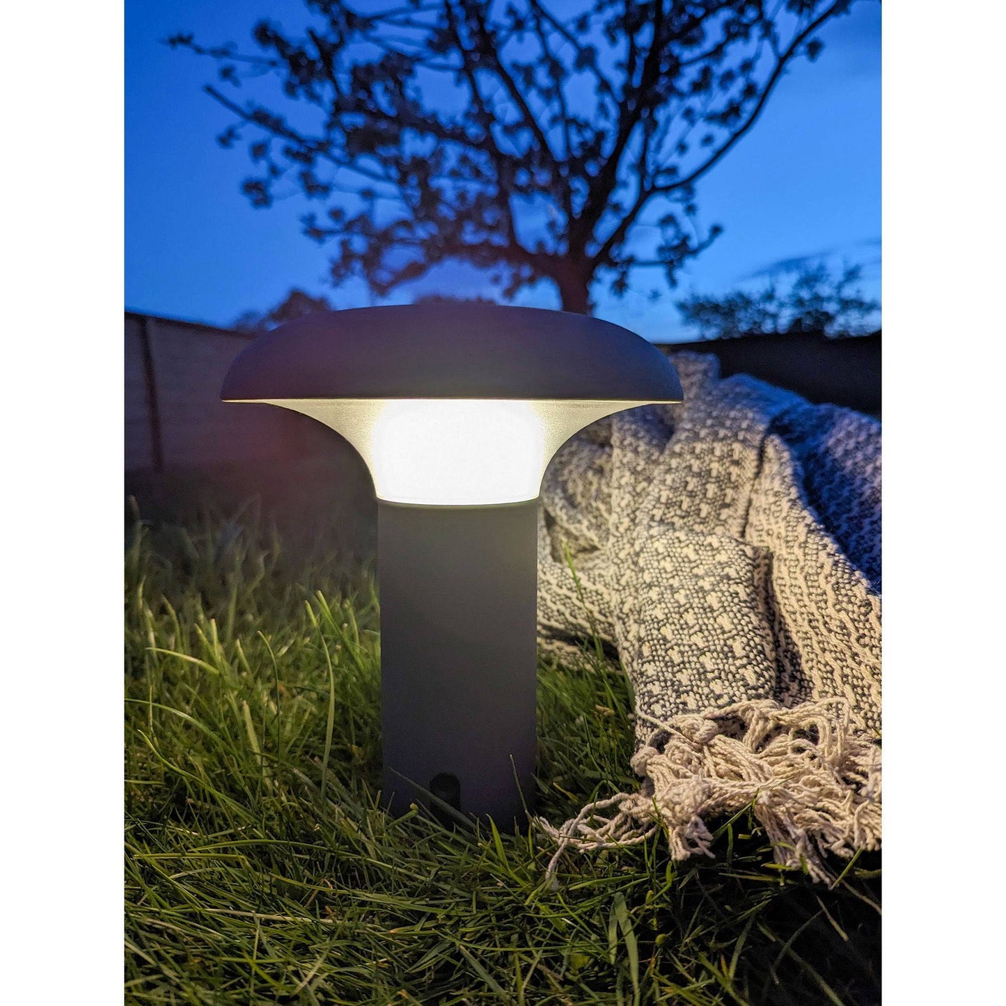 Lampa LED reincarcabila, gri, in gradina
