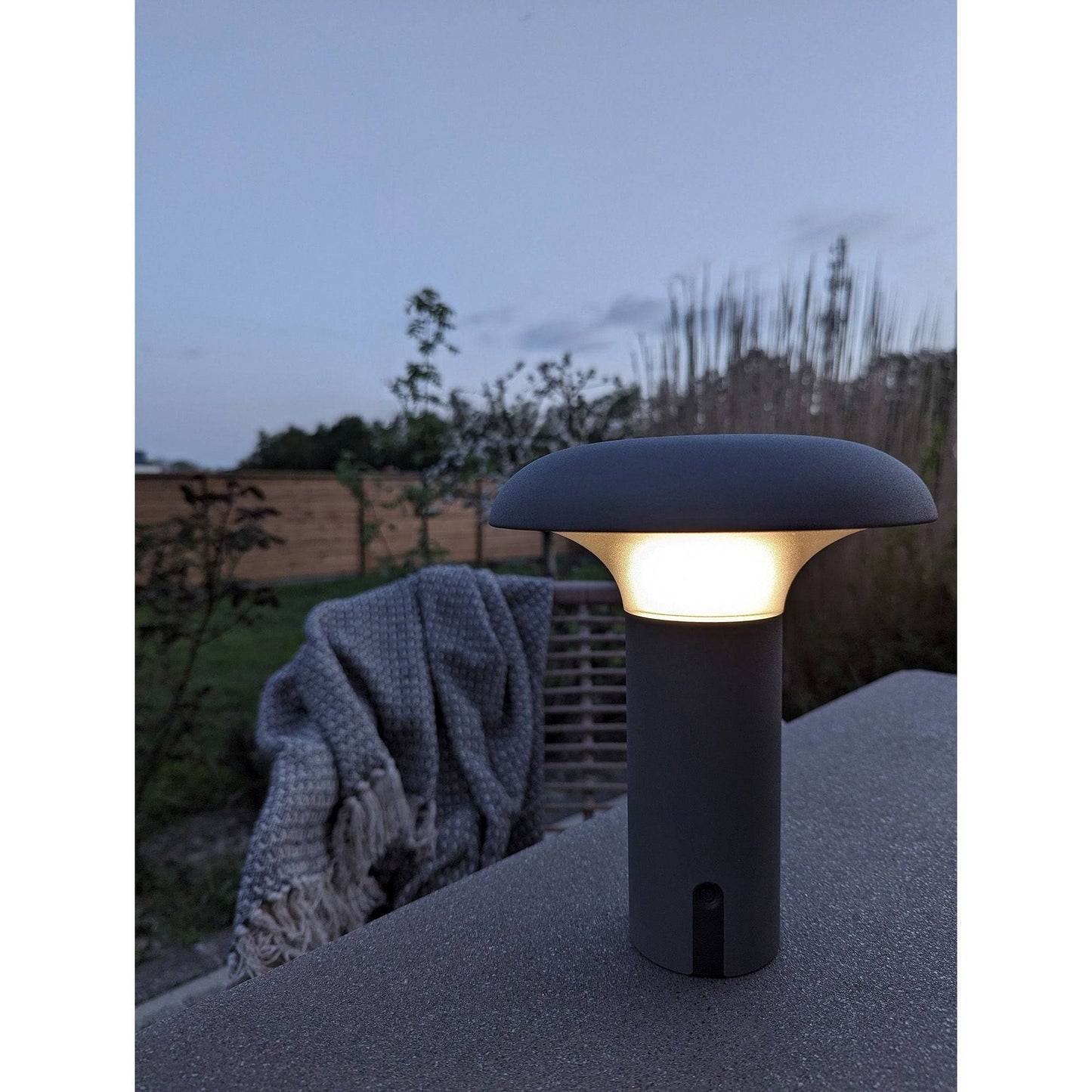 Lampa LED reincarcabila, gri, in gradina