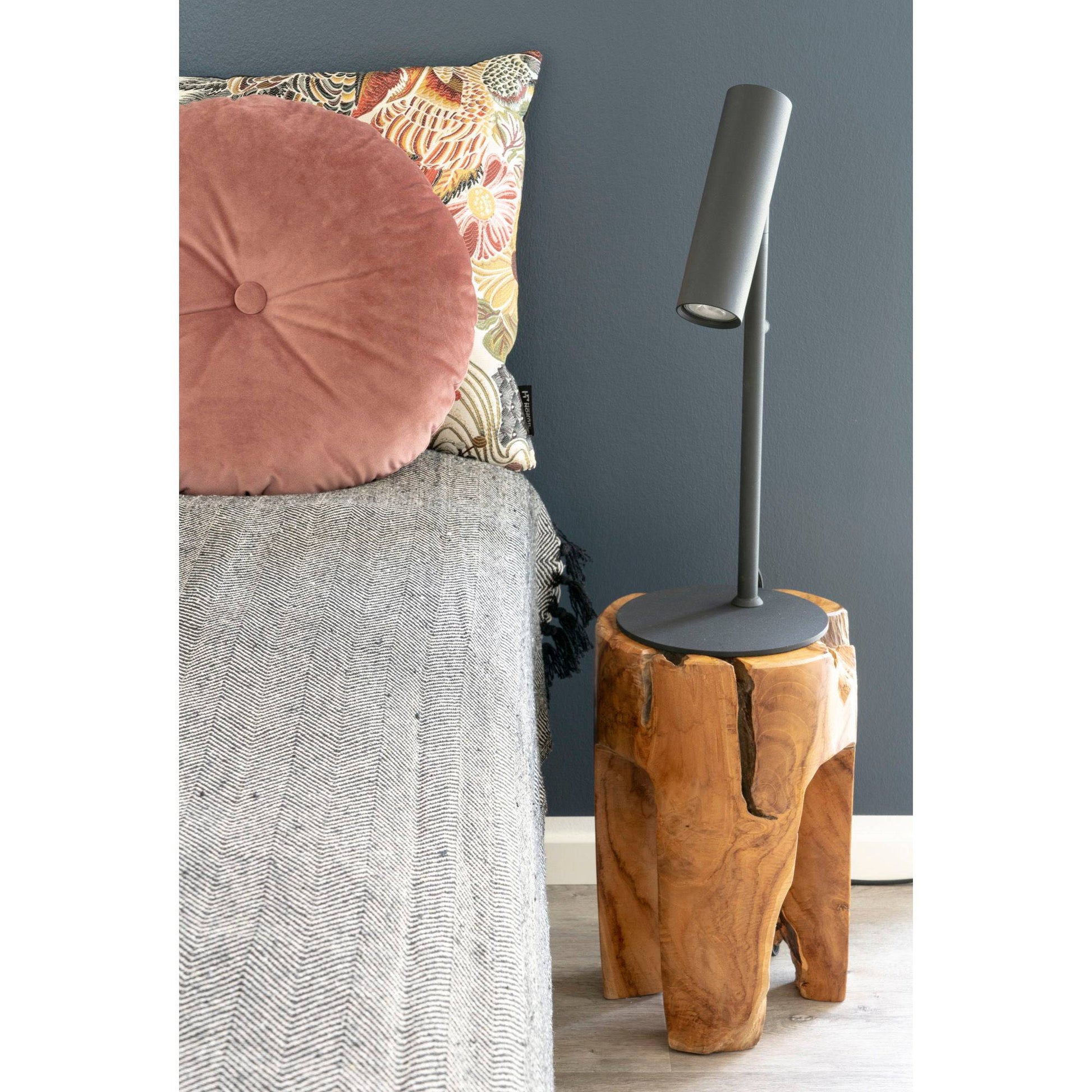 Veioza din metal, neagra, in living