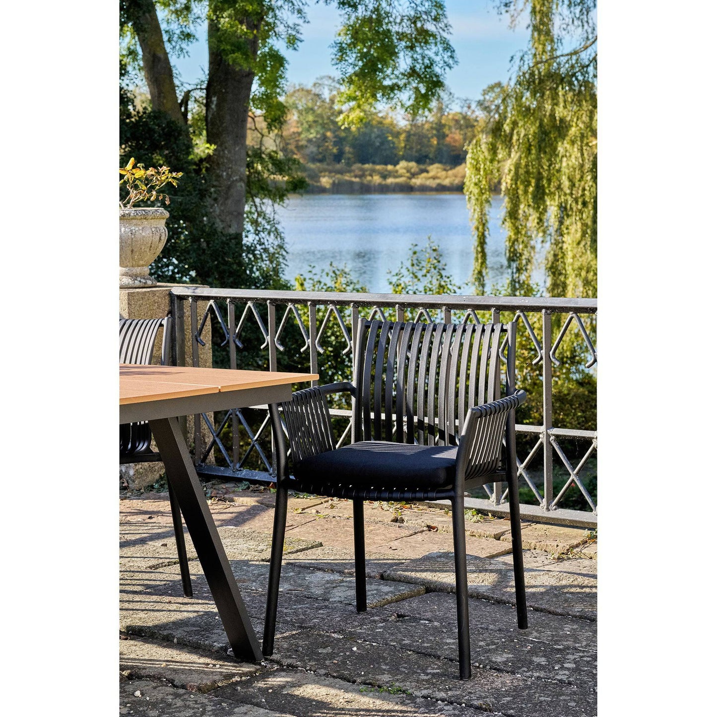 Scaun de gradina din polipropilena, stivuibil, negru, pe terasa