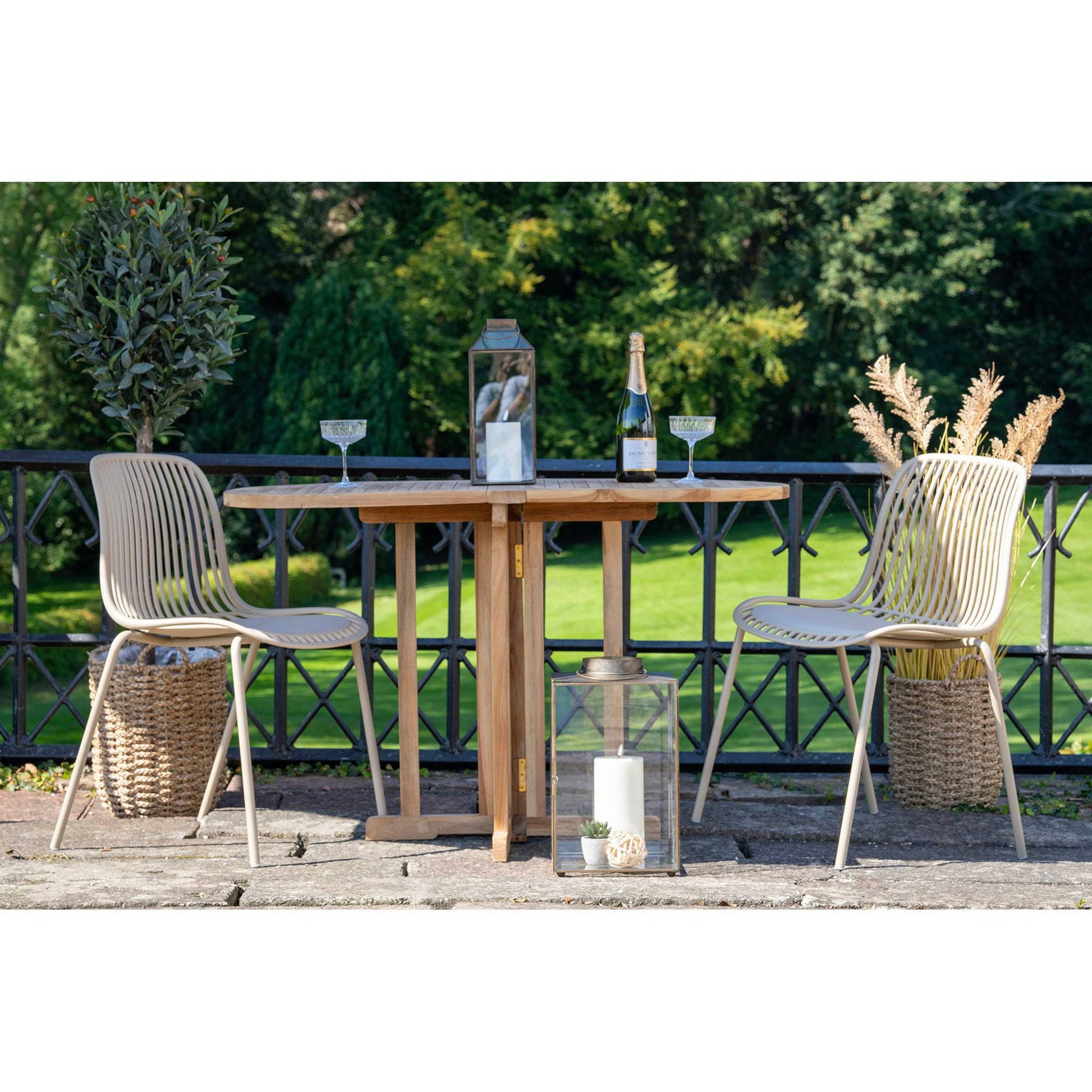 Scaun de dining din polipropilena, stivuibil, nisipiu, pe terasa