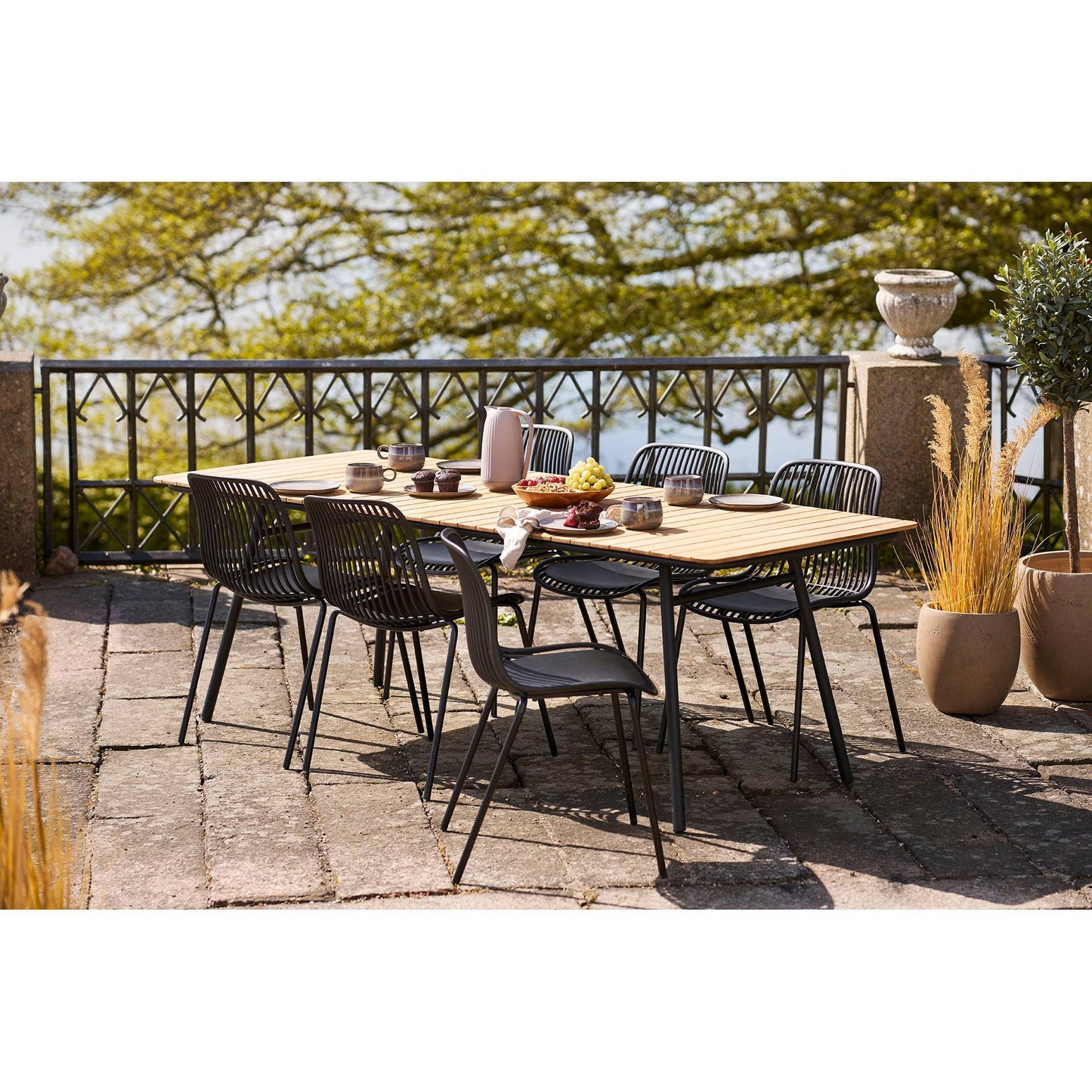 Scaun de dining din polipropilena, stivuibil, negru, pe terasa