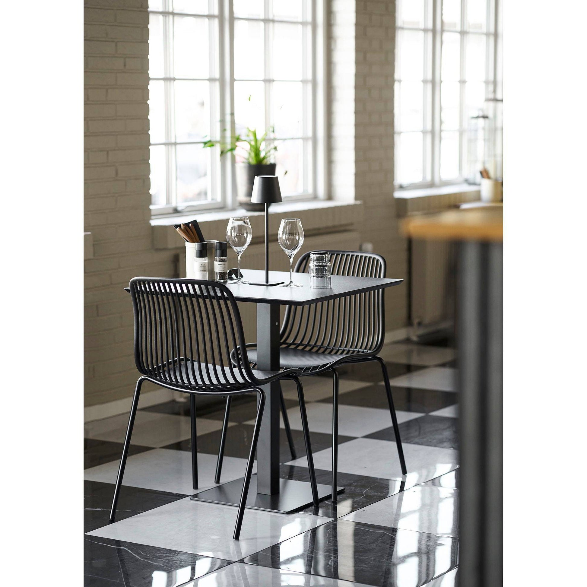 Scaun de dining din polipropilena, stivuibil, negru, pe terasa