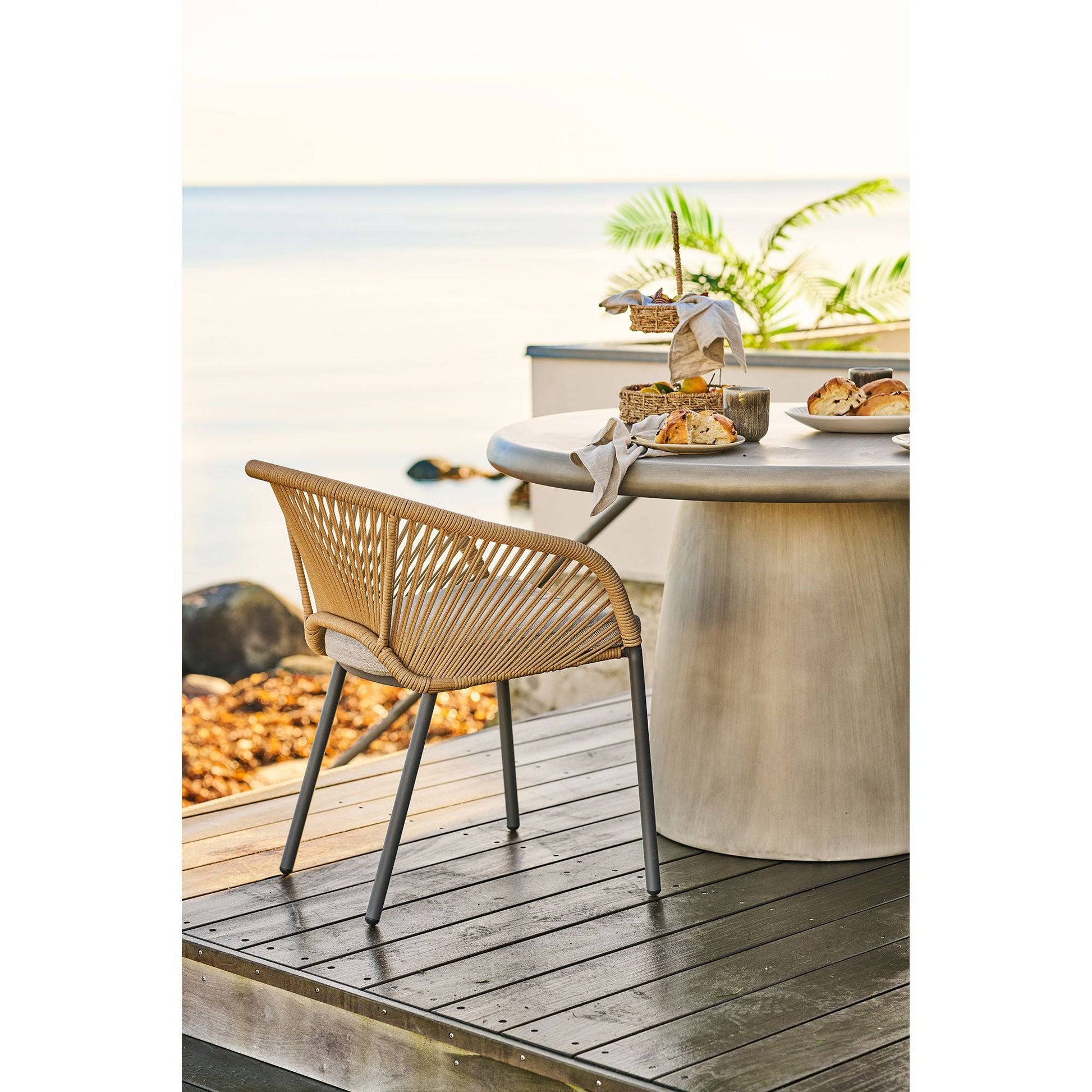 Scaun de dining din aluminiu, bej, nisipiu cu perna inclusa, de interior