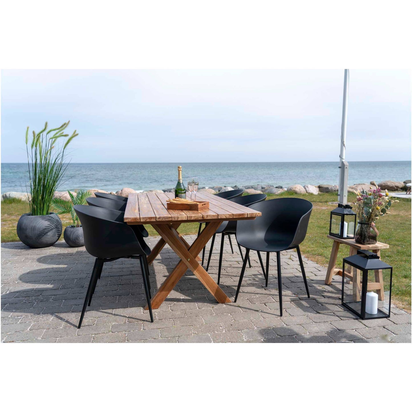 Scaun de dining, negru cu picioare negre, pe terasa