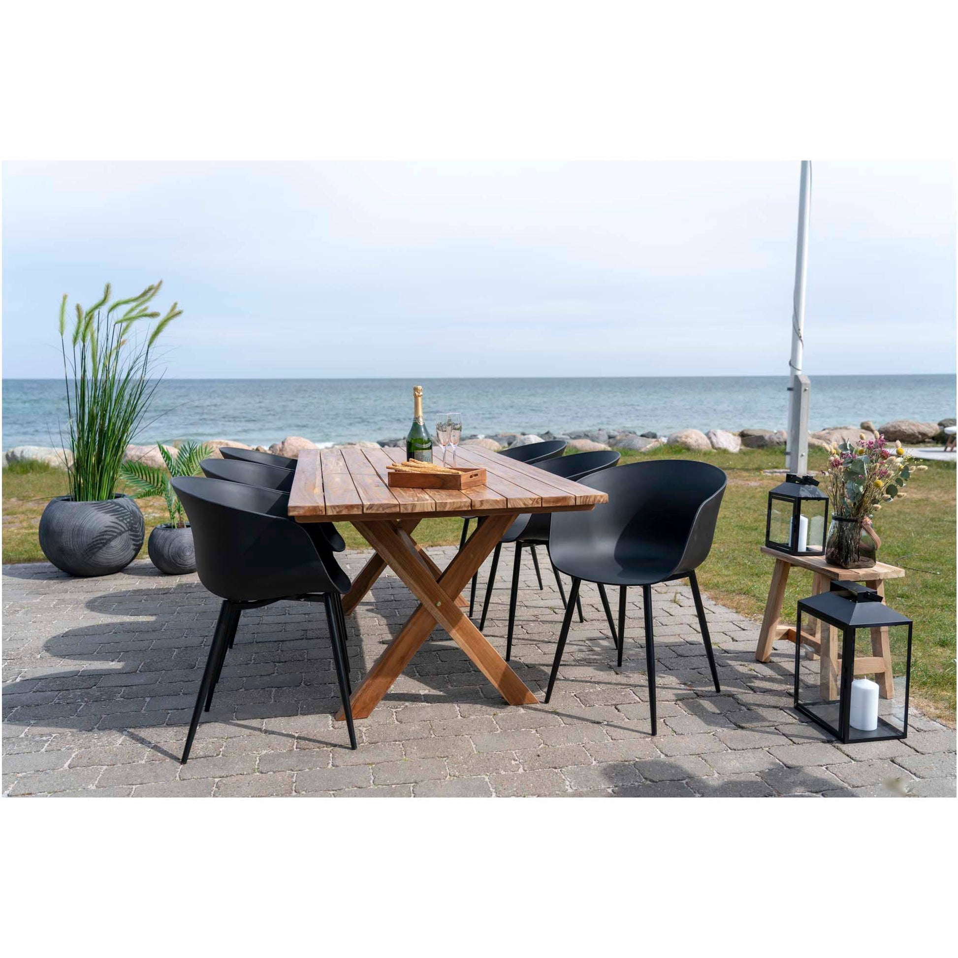 Scaun de dining, negru cu picioare negre, pe terasa