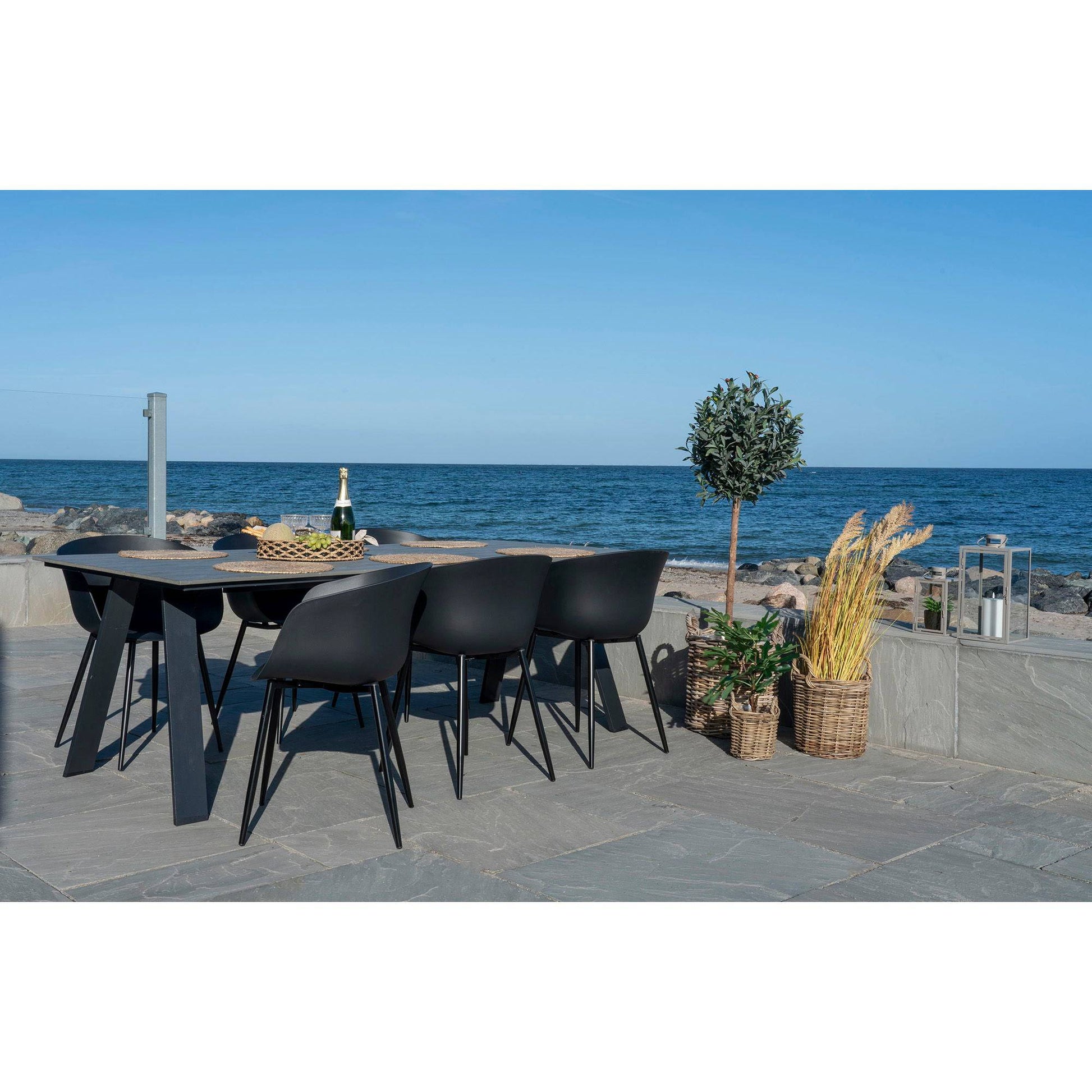 Scaun de dining, negru cu picioare negre, pe terasa